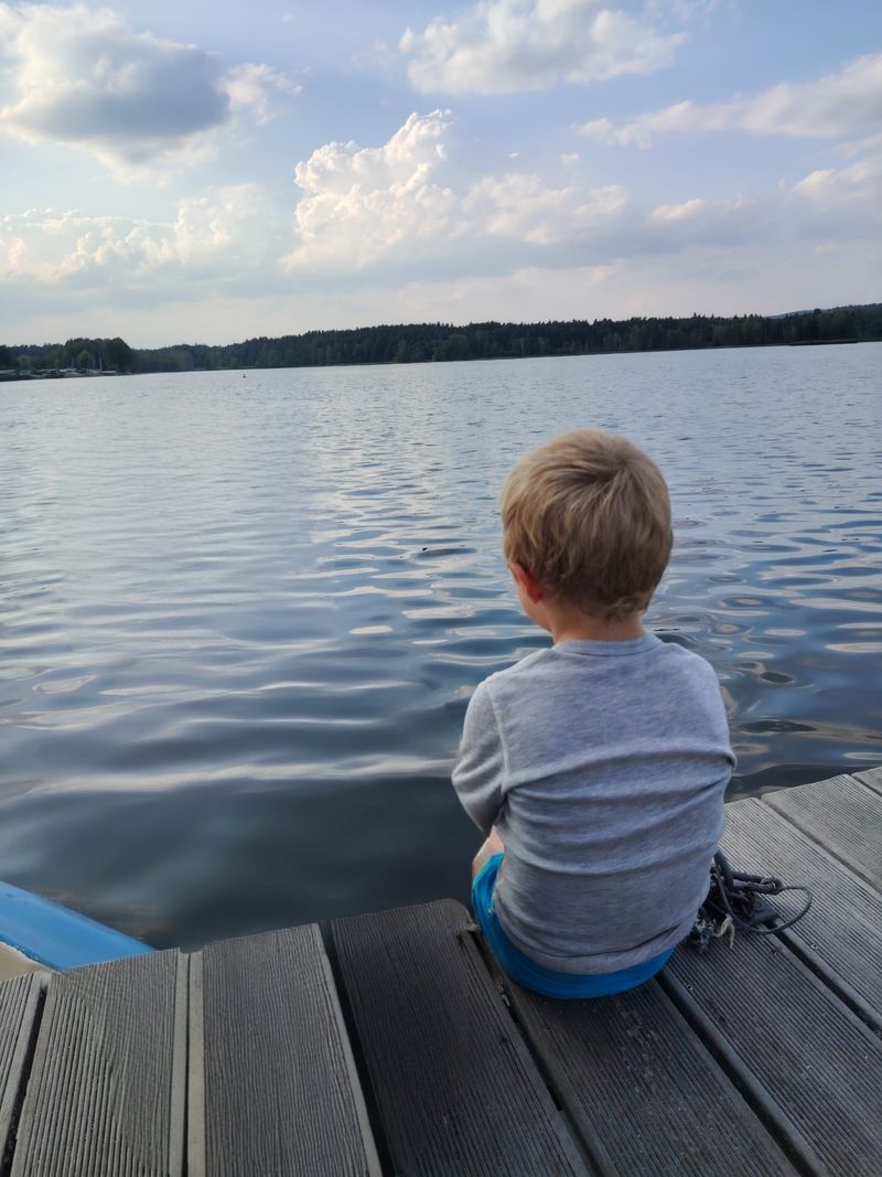 Silas draußen in der Natur