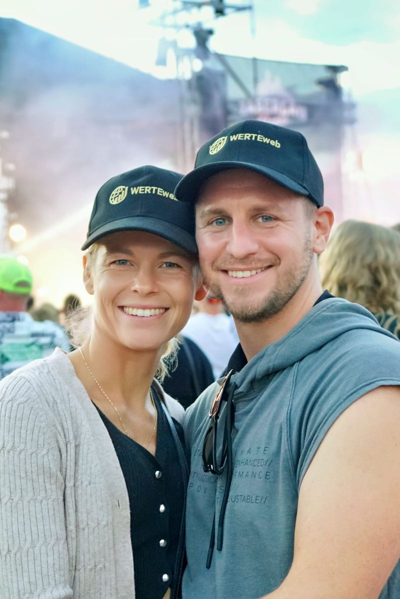 Tami und Josh lachen gemeinsam in die Kamera